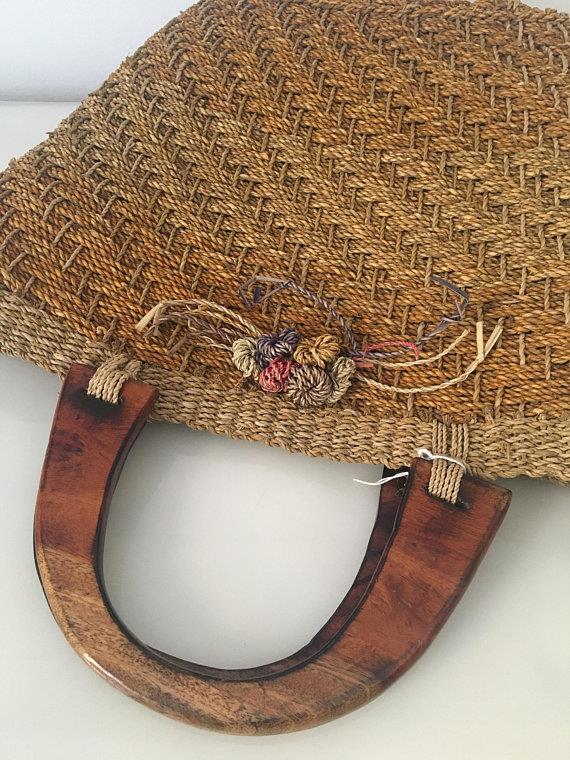 Borsa di paglia con manici di legno Borsa di paglia con manici di legno e decorazione di fiori