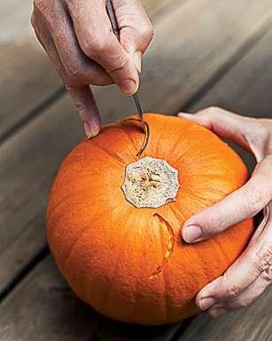 Intagliate la zucca Zucca in primo piano mentre viene intagliata