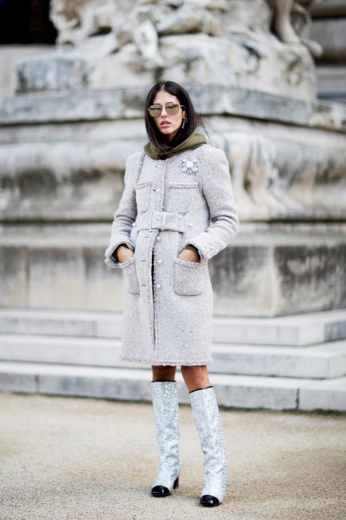 Gilda Ambrosio indossare un cappottino bon ton e stivaletti glitterati Gilda Ambrosio a Parigi sceglie un cappottino bon ton e stivaletti glitterati