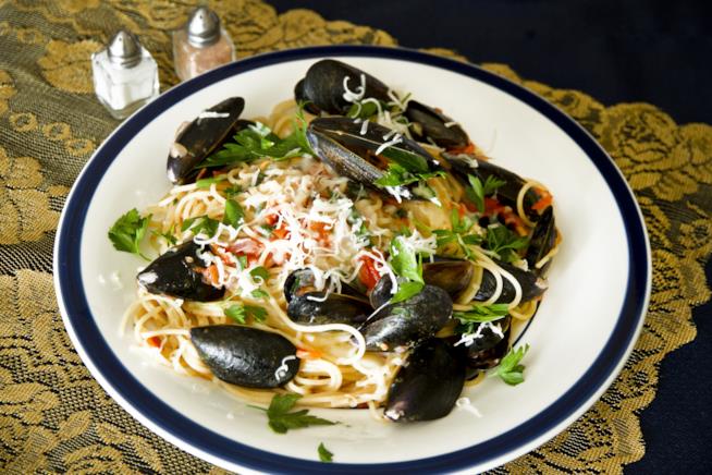 Spaghetti con cozze e pecorino: la ricetta Piatto di spaghetti con cozze, prezzemolo, pomodorini e pecorino