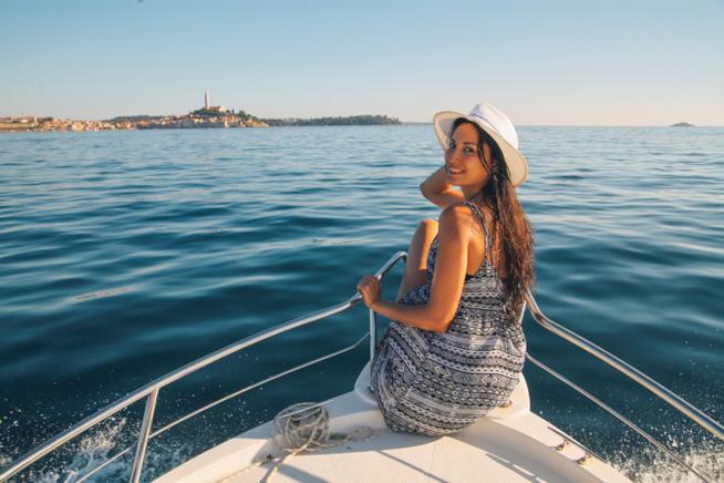 Donna in barca a vela tra le isole della Croazia Crociera in barca a vela tra le isole della Croazia