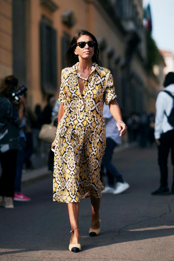 Abito midi a stampa floreale abbinato a décolleté con tacco comodo Chemisier stampato e slingback