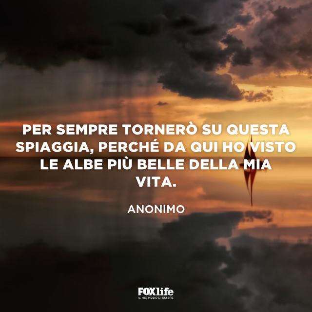 Frase sull'alba in spiaggia Barca a vela in mezzo al mare