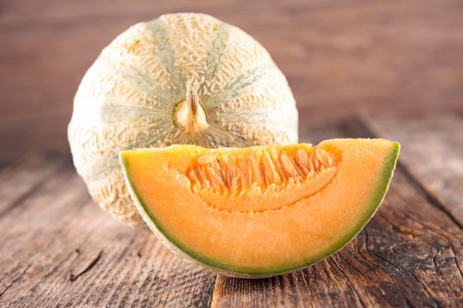 Il melone si può mangiare in tanti modi Il melone può essere mangiato sia in piatti salati che dolci
