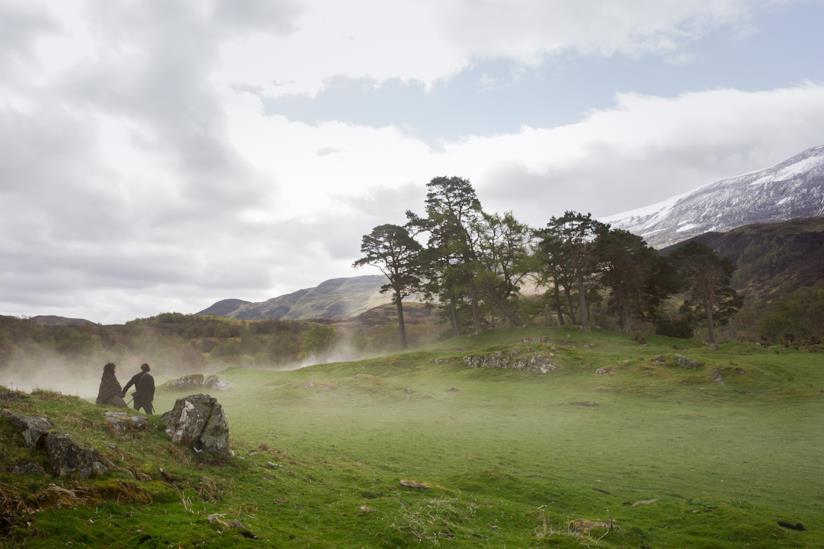 La Scozia di Jamie Fraser eletta come il paese più bello al mondo Una collina con Jamie e Claire sullo sfondo