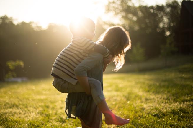 Bambini giocano all'aperto Bambini che giocano nel verde
