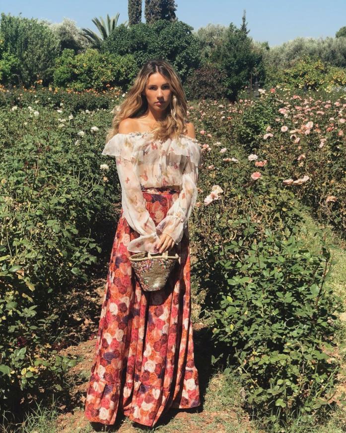 Otra vez Anna di Otra vez collection in posa con maxigonna e camicia con scollo bardot