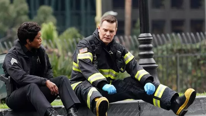 911: una scena dal finale di stagione 911: Athena e Bobby nel finale di stagione