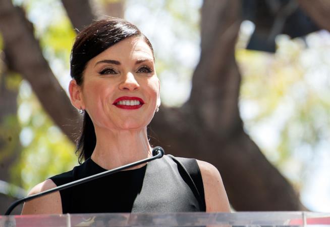 Julianna Margulies ha confermato che la 7 sarà l'ultima stagione di The Good Wife Julianna Margulies sorridente alla consegna della stella sulla Walk of Fame