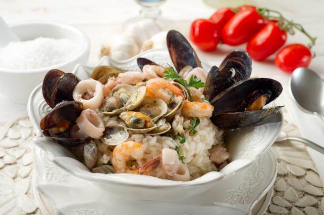 Risotto ai frutti di mare con cozze e calamari e brodo ai gamberi Risotto ai frutti di mare