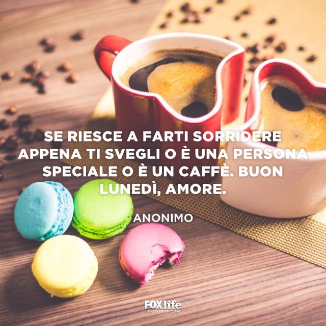Frase romantica di buon lunedì Due tazzine di caffè vicine