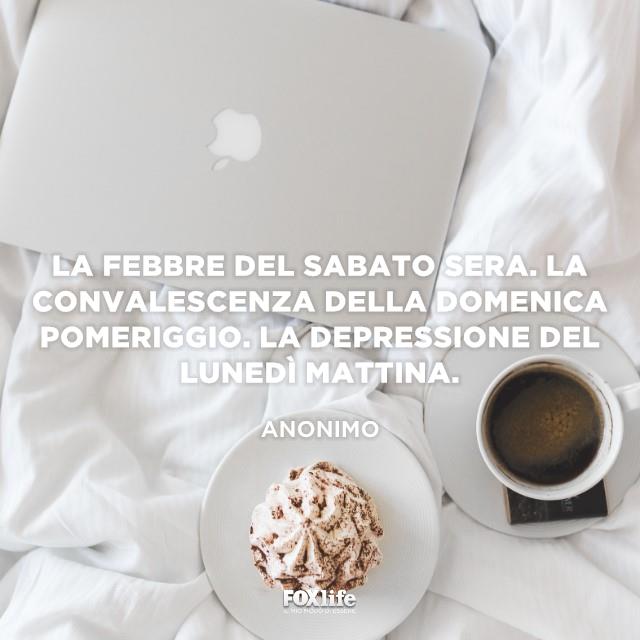 La depressione del lunedì Caffè e dolce sul letto