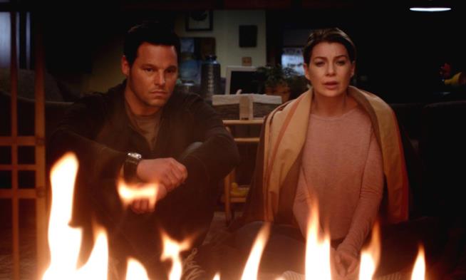 Alex e Meredith in una clip in anteprima della première di Grey's Anatomy 13 Alex e Meredith in una scena di Grey's Anatomy 12