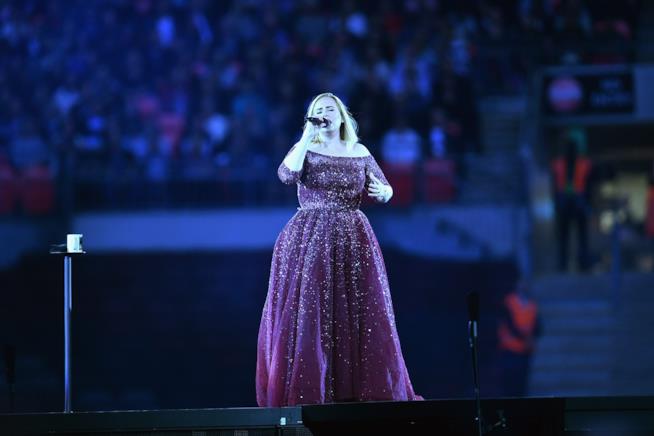 Adele chiude con i tour internazionali Adele sul palco in tour