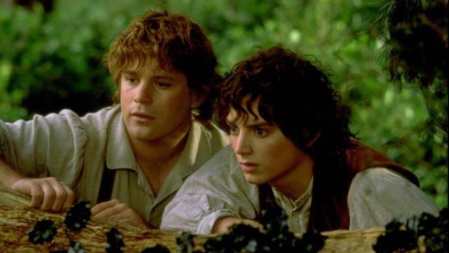 Il Signore degli Anelli diventa una serie tv Frodo e Sam spiano nella foresta
