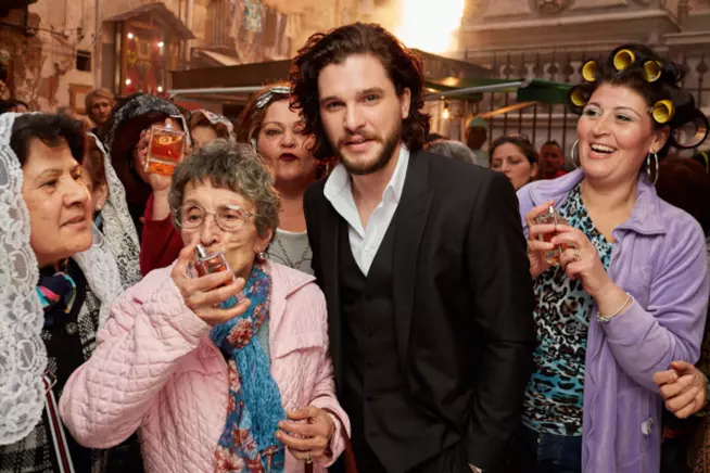 Kit Harington sul set della pubblicità The One per D&G Kit Harington sul set dello spot girato da Garrone a Napoli