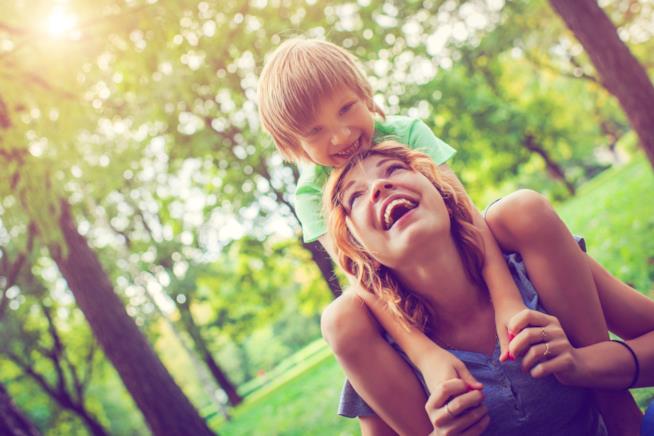 Il rapporto con i genitori determina la crescita dei figli Madre e figlio in un parco