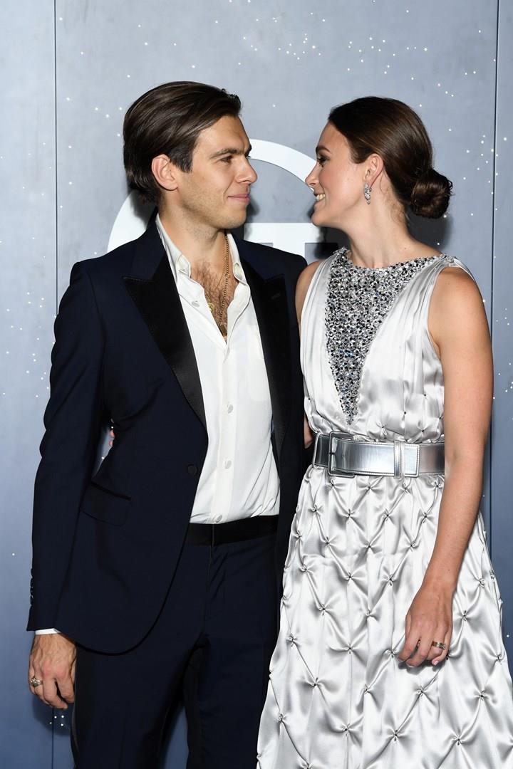 Keira Knightley col marito James Righton alla premiere di Colette Keira Knightley col marito James Righton