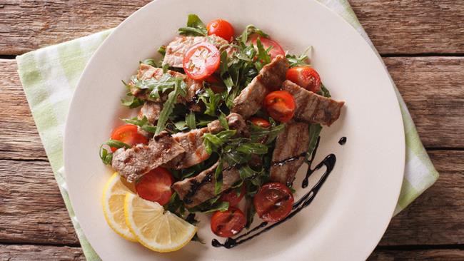 Straccetti con rucola e pomodorini: la ricetta con la carne di vitello Straccetti con rucola e pomodorini