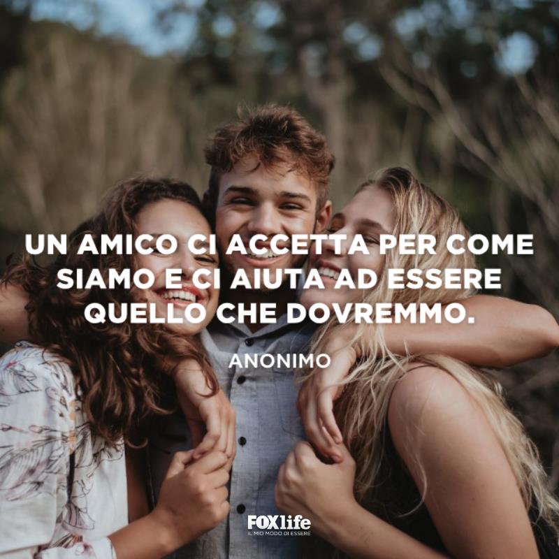 Frase sull'amicizia anonima Abbraccio di gruppo tra due ragazze e un ragazzo