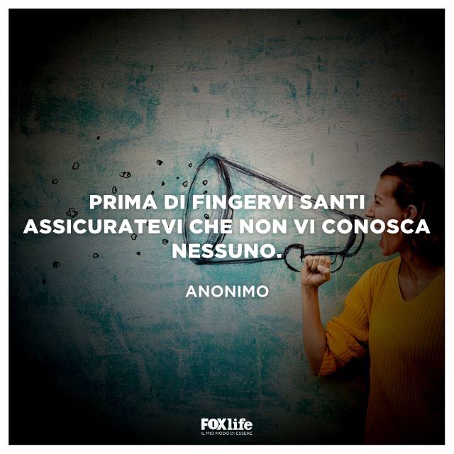 Frase riflessiva whatsapp Ragazza parla a un megafono disegnato