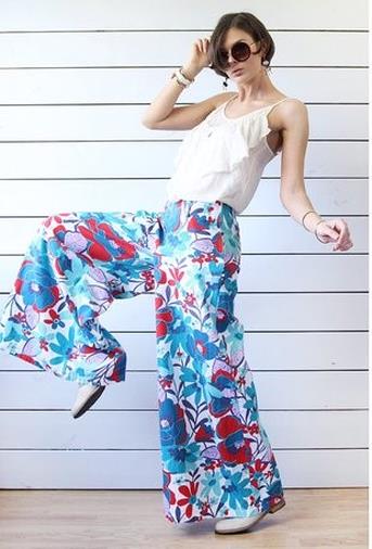 Pantaloni palazzo azzurri a fiori con gamba larghissima