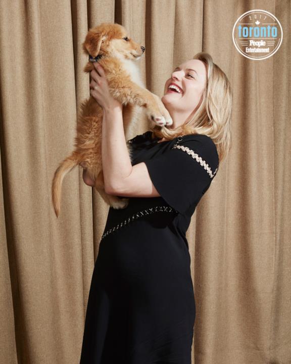 Elisabeth Moss con un cucciolo