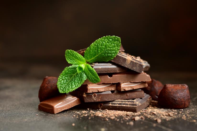 menta e cioccolato Foglie di menta e quadretti di cioccolato