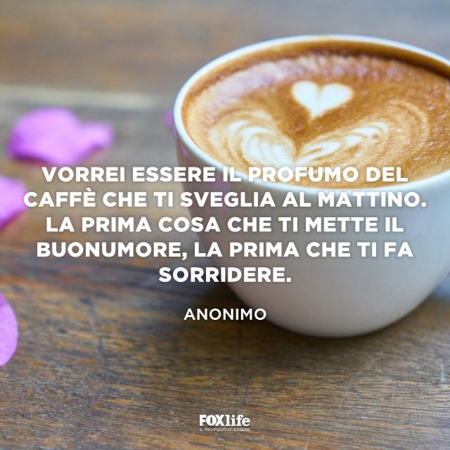 Frase profumo del caffè Tazza di cappuccino su un tavolo