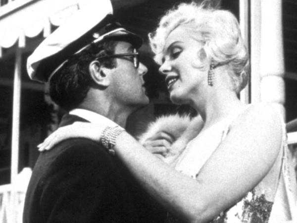 A qualcuno piace caldo Marylin e Tony abbracciati