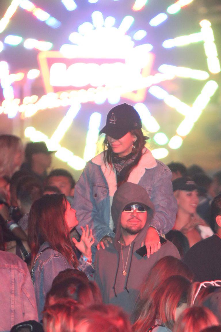 Leonardo DiCaprio si traveste per andare al Coachella con Camila Morrone Leonardo DiCaprio e Camila Morrone al Coachella