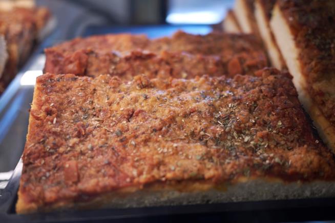 Sfincione: la ricetta tradizionale e la variante bianca senza pomodoro Sfincione