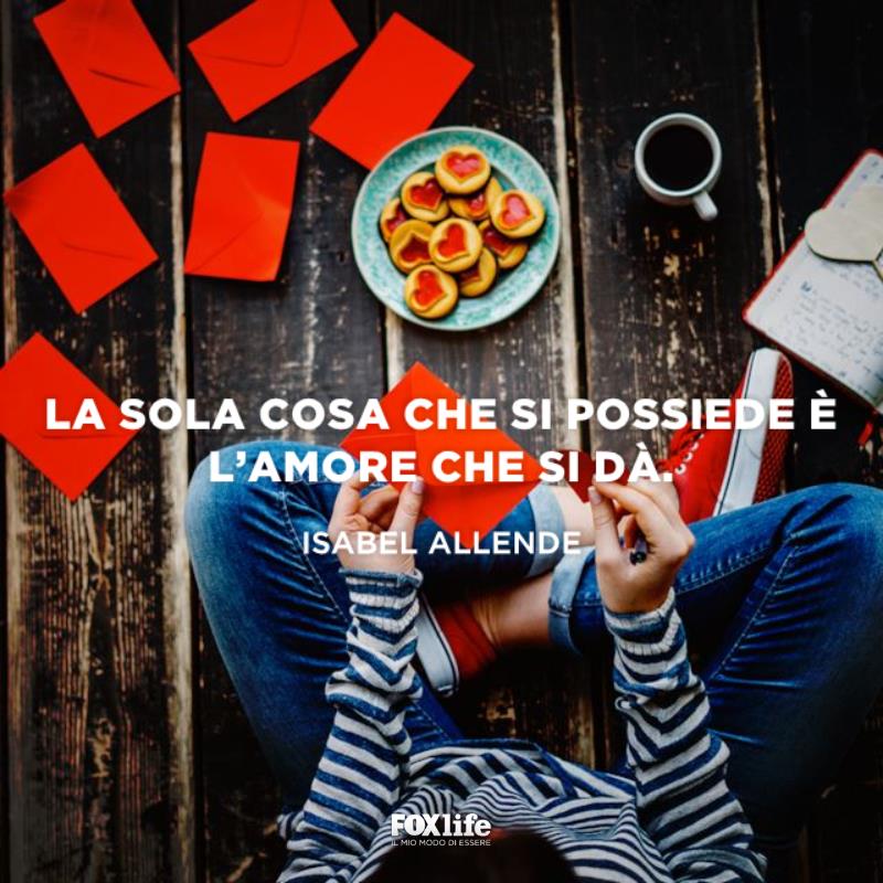 Amore che si dà Ragazza prepara bigliettini affettuosi