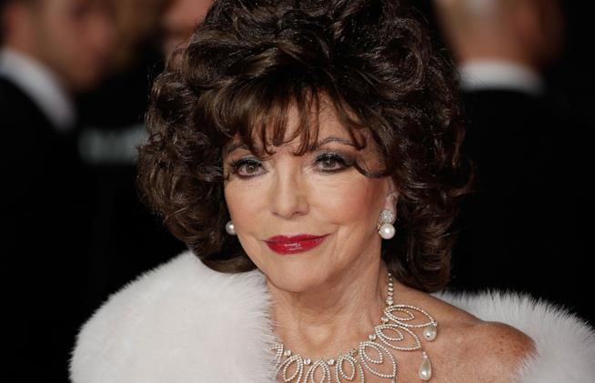 Joan Collins respinge le accuse di pedofilia rivolte dal figlio al suo ex marito Joan Collins