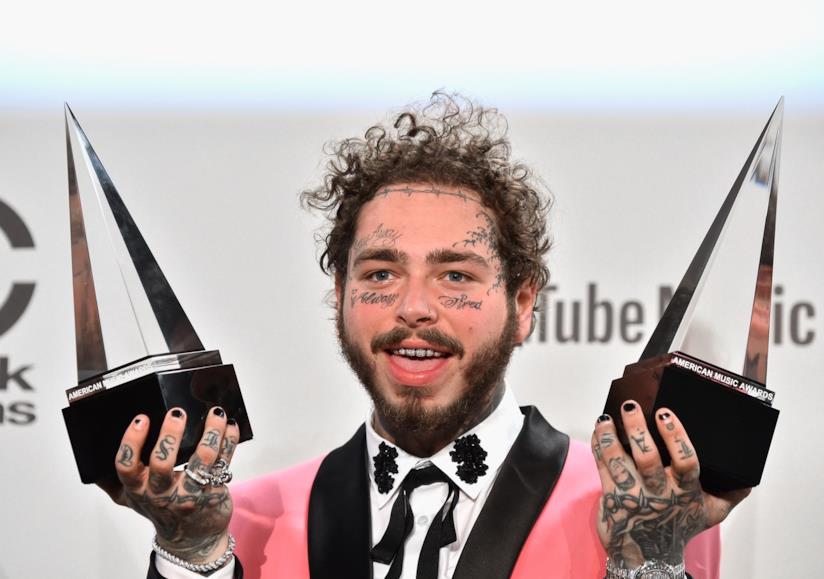 HOT 100 Billboard USA: Post Malone insieme a Swae Lee in vetta con il singolo dalla colonna sonora del nuovo film di Spiderman Post Malone conquista la vetta della hit parade americana con la colonna sonora di Spiderman