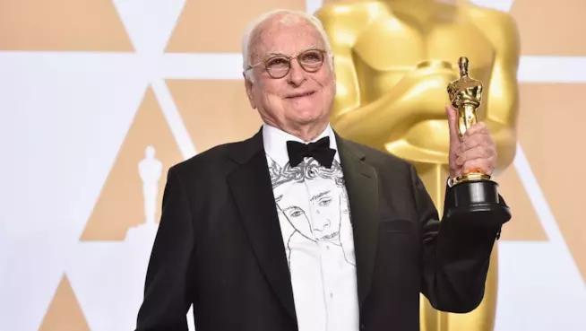 Lo sceneggiatore James Ivory con l'Oscar per Chiamami col tuo nome James Ivory con in mano l'Oscar per Chiamami col tuo nome