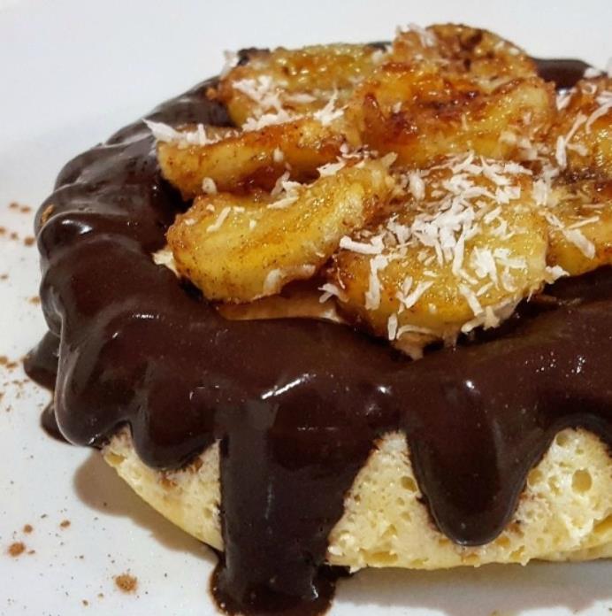Cheesecake con banane caramellate e crema di cacao Tortino bianco con crema di cacao e banane