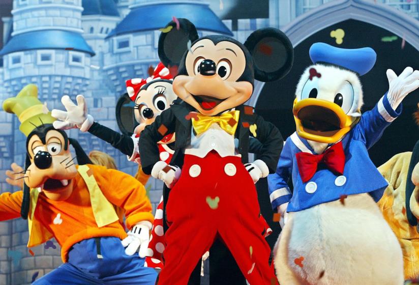 Topolino, Paperino, Pippo e Minni in un parco a tema Disney Topolino, Paperino, Pippo e Minni