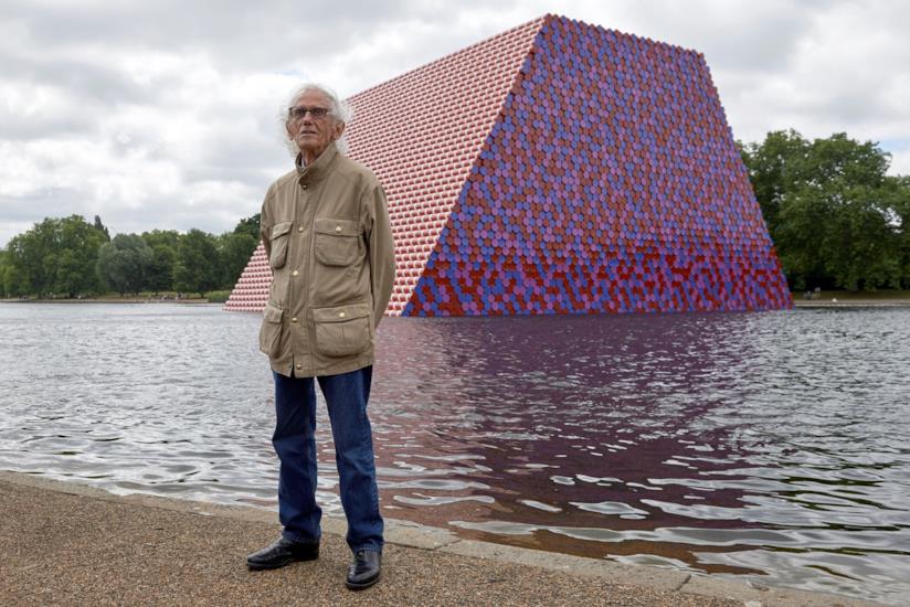 L'artista Christo di fronte a The London Mastaba L'artista Christo di fronte alla sua opera ad Hyde Park, The London Mastaba
