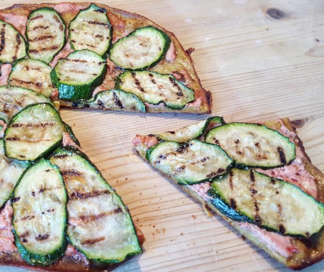 Schiacciata con farina di ceci, quark magro e zucchine Focaccia con zucchine e salsa
