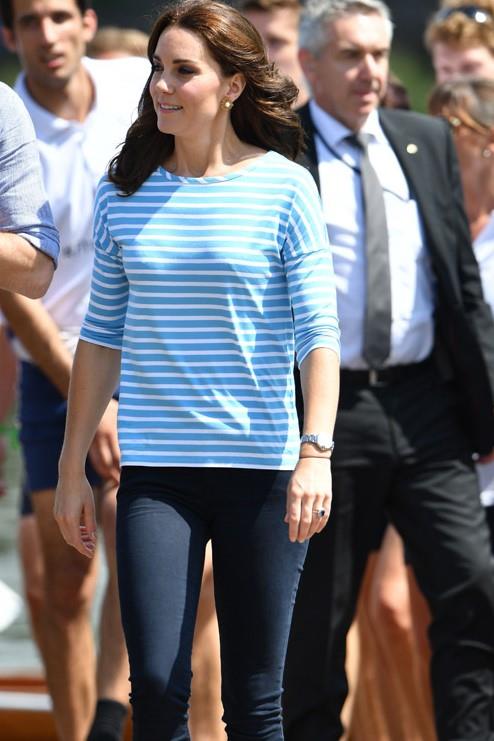 Kate Middleton in jeans Zara Kate in versione sportiva in occasione della fiaccolata delle Olimpiadi