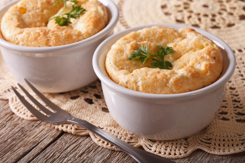 Soufflé al formaggio con fonduta di panna e groviera Soufflé al formaggio