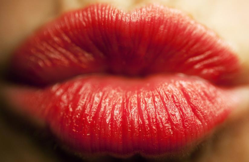 La matita per baciare di Wycon per il World Kiss Day Labbra con rossetto