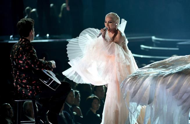 Lady Gaga si esibisce ai Grammy Awards 2018 Lady Gaga canta il suo brano Joanne