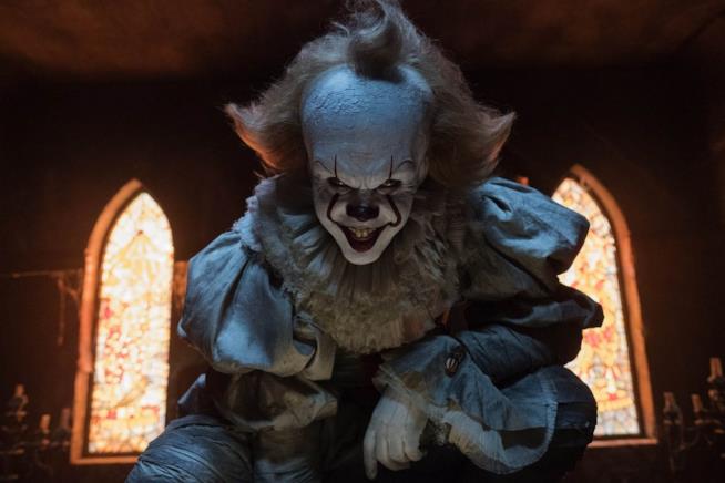 Una scena del film IT Una scena di IT con Bill Skarsgard