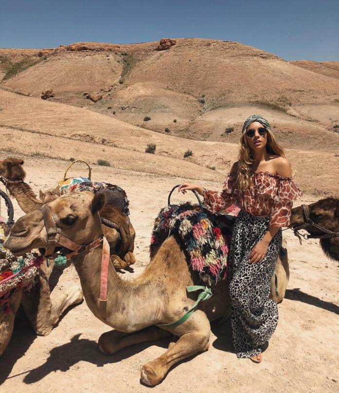 Otravez Collection Anna di Otravez Collection in viaggio nel deserto vicino a un cammello