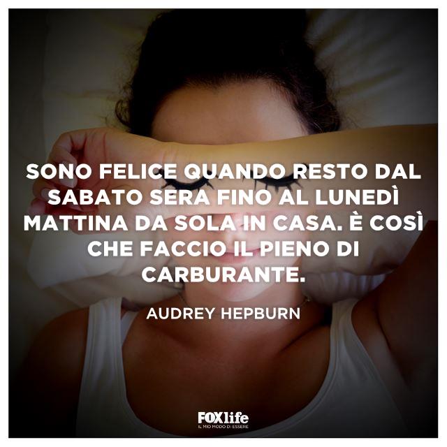 Citazione Hepburn Ragazza a letto con il braccio sul volto