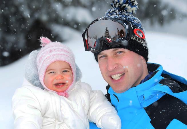 William è il parrucchiere della figlia Charlotte Il principe William e Charlotte sotto la neve