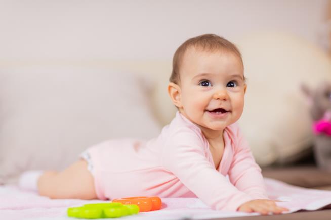 Come comportarsi quando spuntano i dentini Bambina con dentini