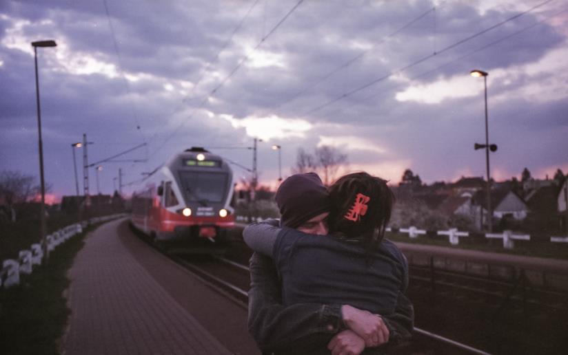 Ecco i cinque vantaggi delle relazioni a distanza Coppia che si abbraccia